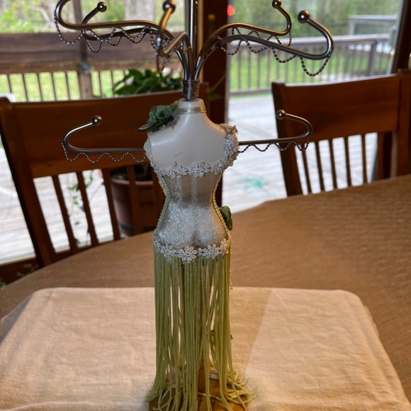 Victorian Style Jewelry Mannequin - Picture 3 of 7